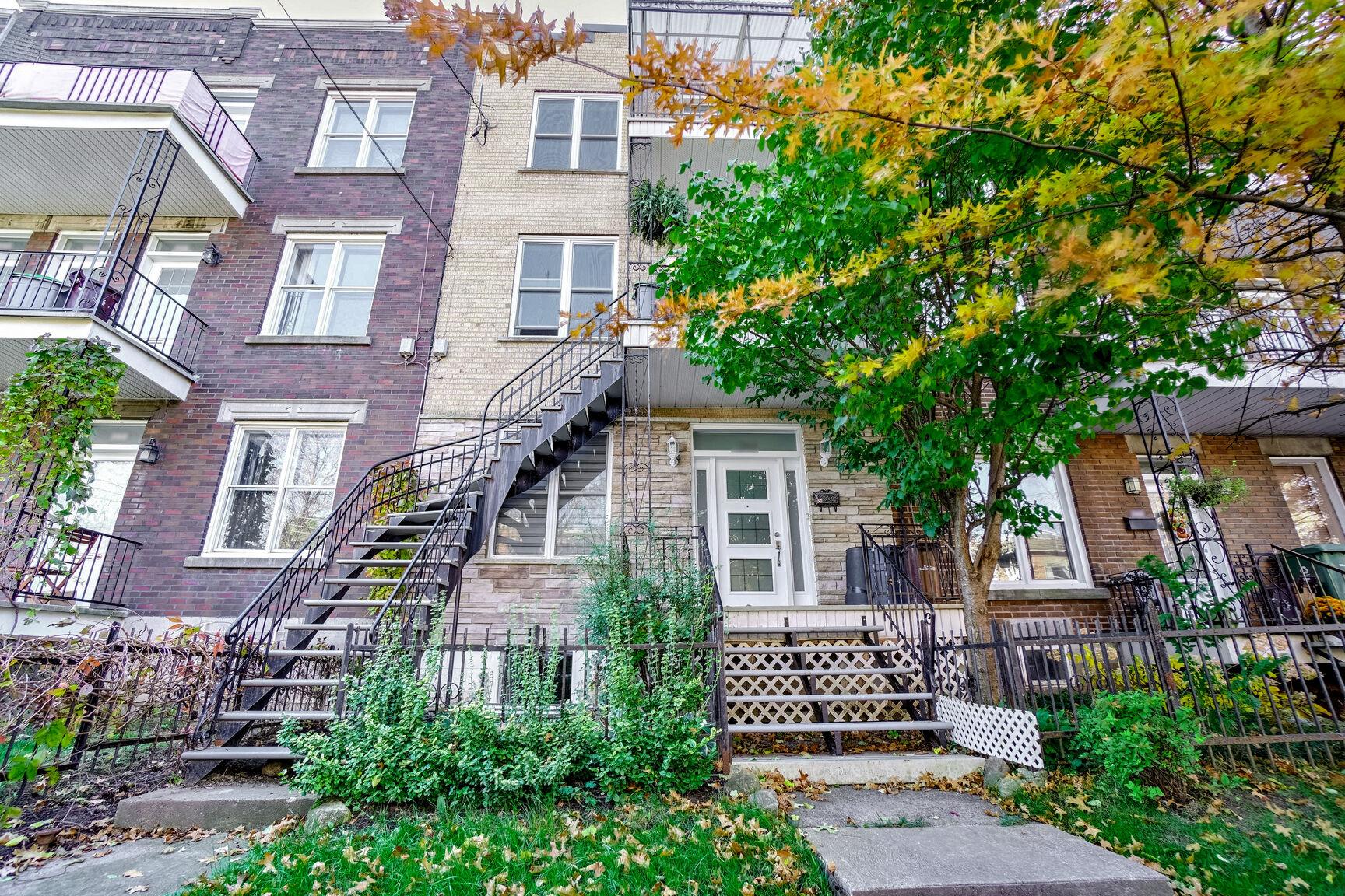 Condos à vendre à Verdun — plex convertis typiques avec escaliers extérieurs (H4G)
