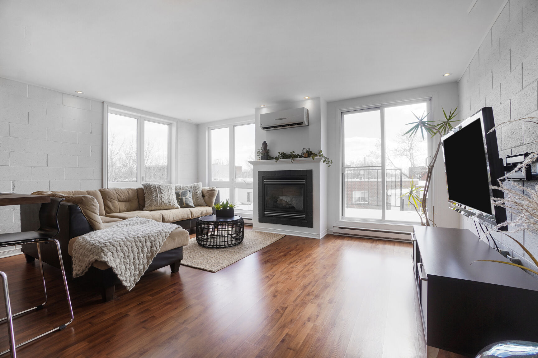 Salon lumineux avec foyer d'un condo à vendre dans le Sud-Ouest de Montréal