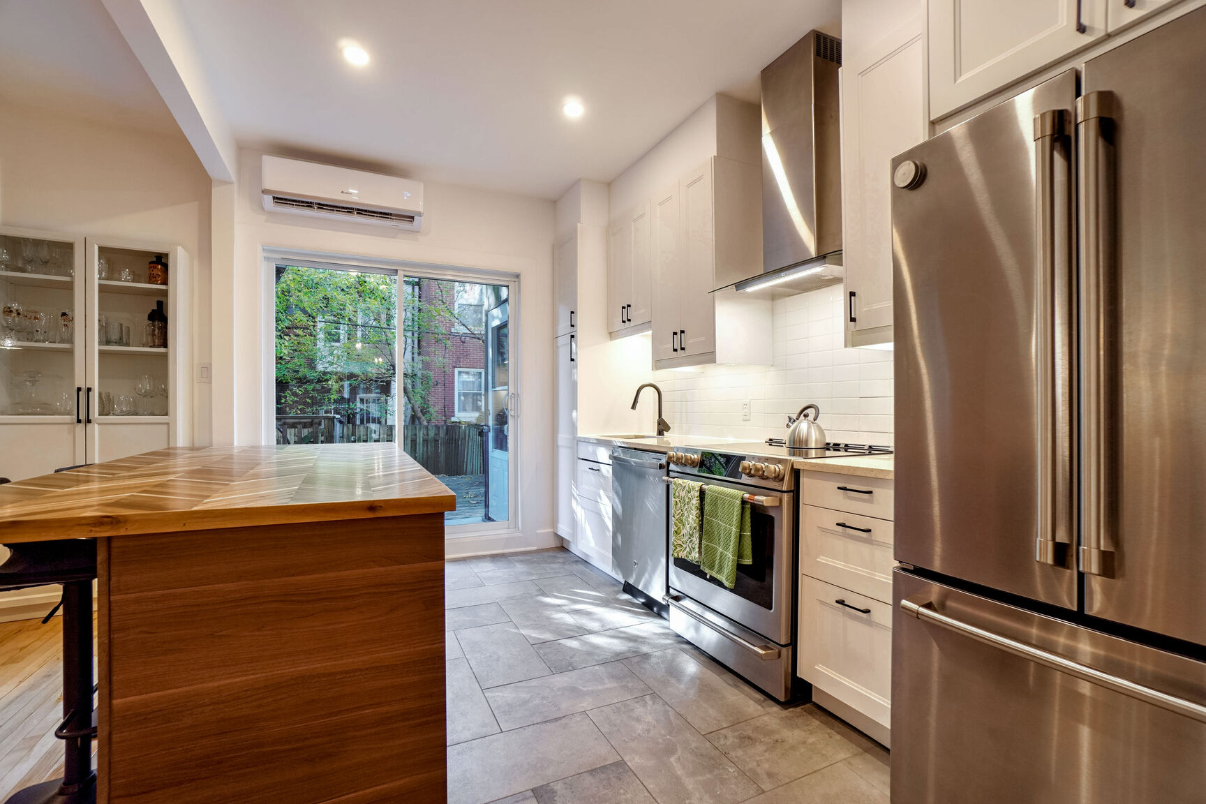 Cuisine rénovée d'un condo à vendre à Verdun — îlot et accès à la cour