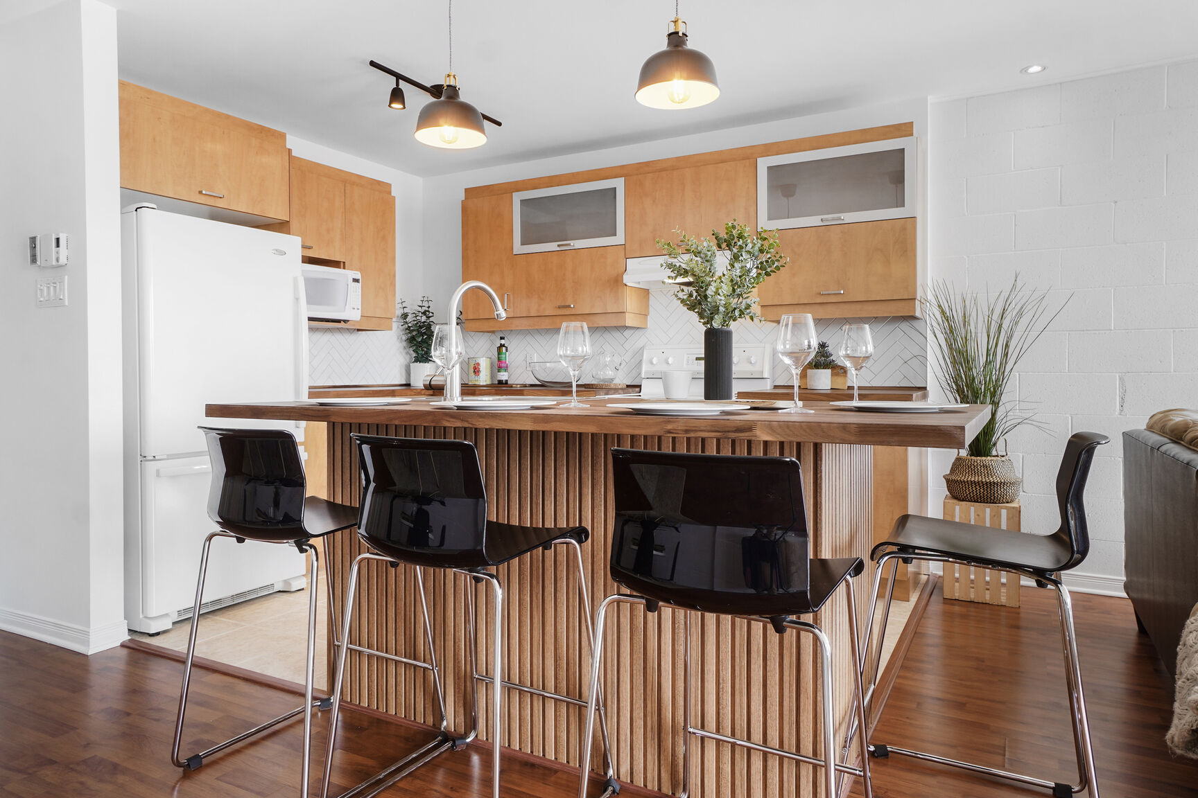 Cuisine avec îlot de bois d'un condo à vendre dans le Sud-Ouest — style converti