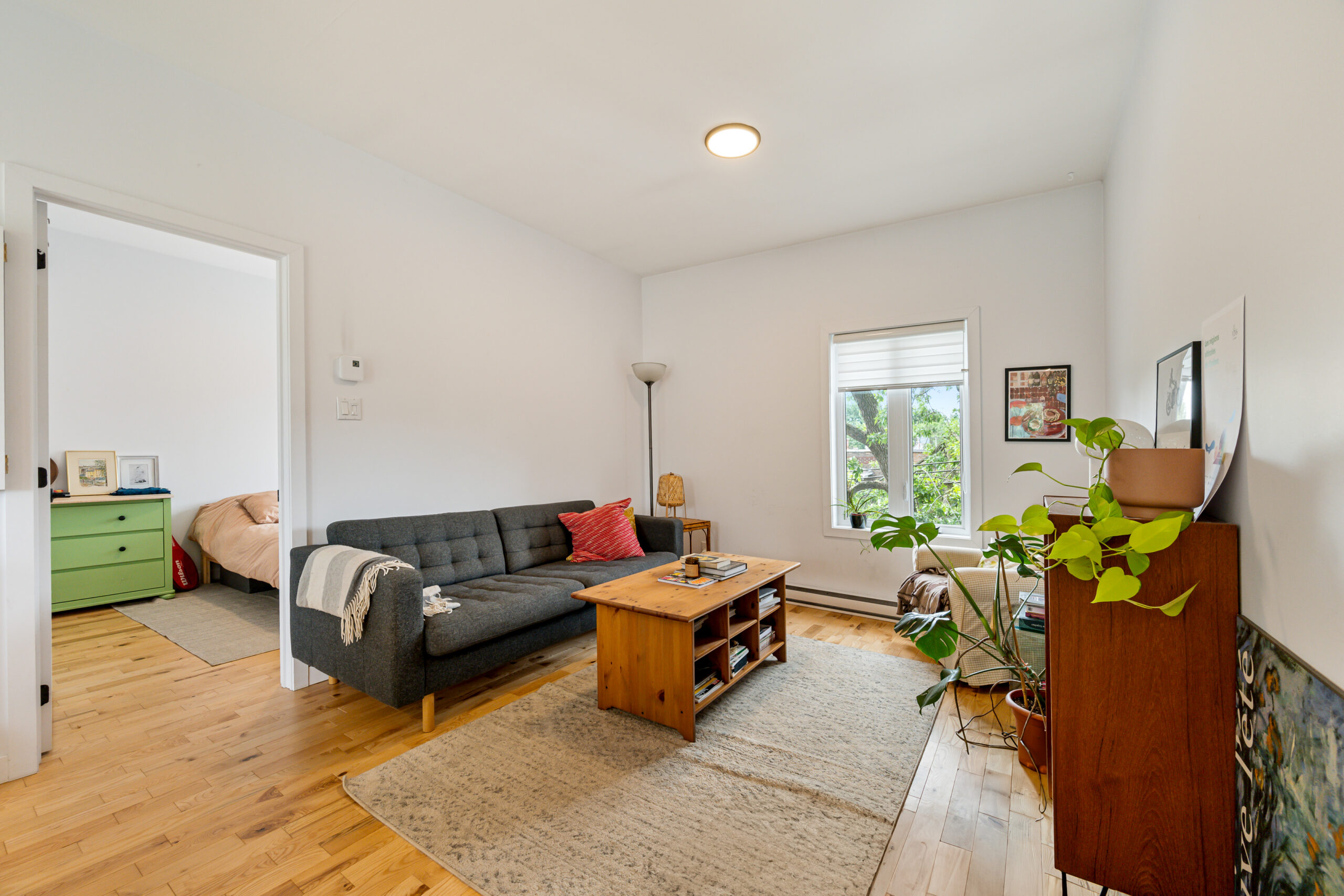Logement lumineux d'un plex à vendre dans le Sud-Ouest de Montréal — planchers de bois