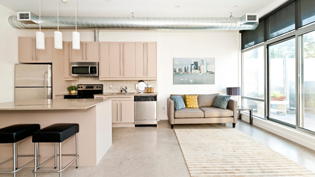 Intérieur d'un condo à Montréal, cuisine et salon — bien préparer sa propriété avant la mise en marché, Indice Tardif