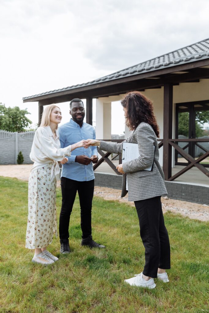 Bandeau illustrant l'article sur la surenchère de 15 % et la fièvre d'enchère en immobilier, signé David Tardif, Endurance Groupe Immobilier par Tardif.